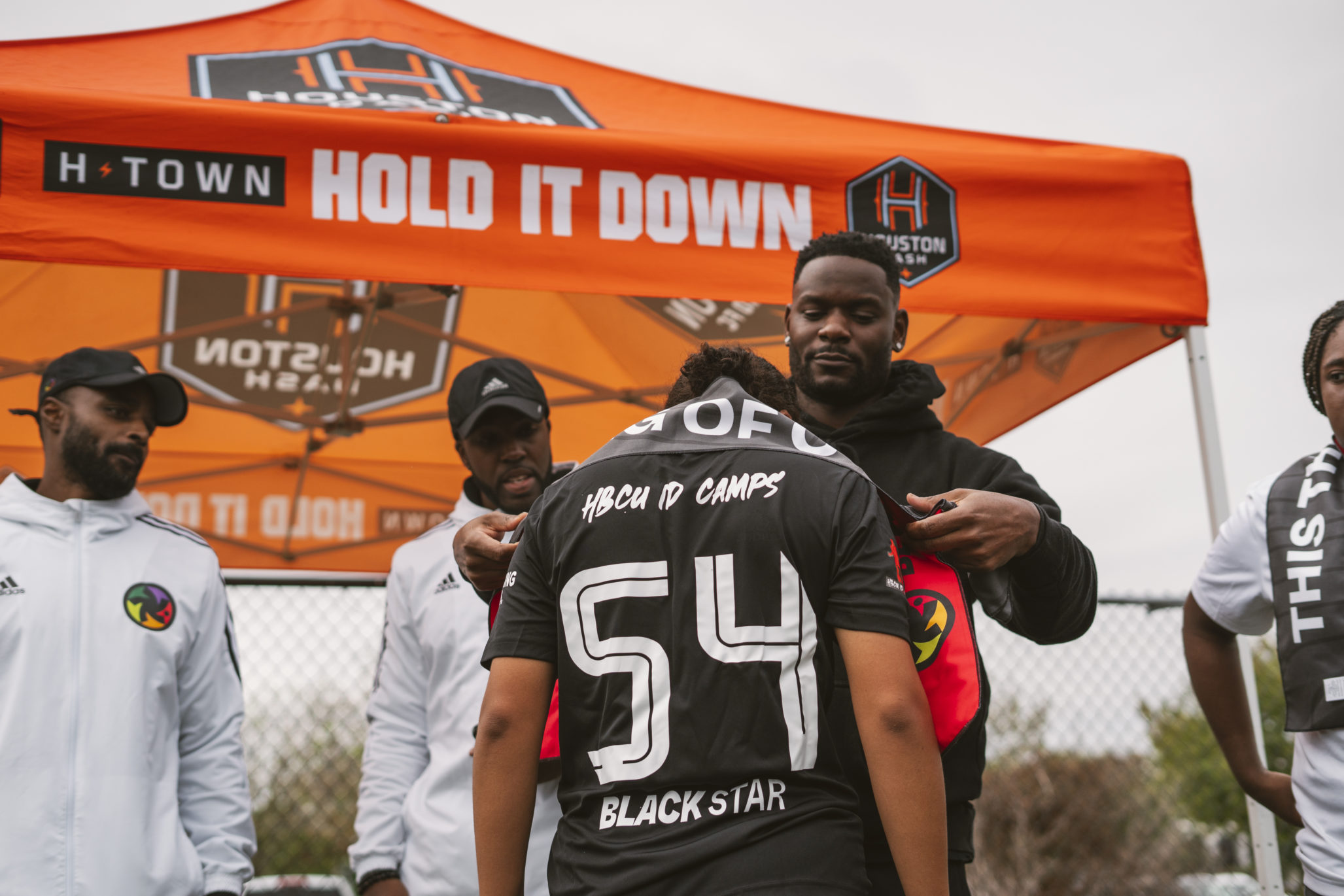 Mo Edu puts scarf on Black Star player at Houston HBCU event